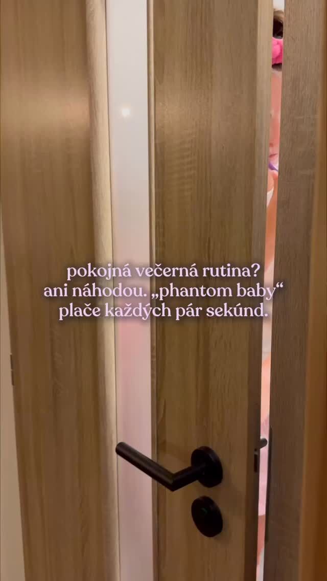 Ne, nestraší ti doma... 👻 Ak počuješ plačúce bábätko, aj keď tvoje dieťatko spí ďalej pokojne, je to tzv. „phantom crying“. Proste také maminkovské „počutie“. Už sa ti to niekedy stalo? 👀