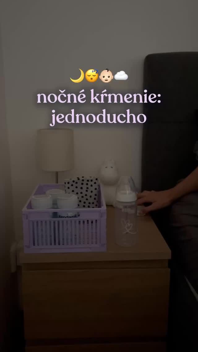 Rodičovstvo samo o sebe nie je jednoduché… a už vôbec nie uprostred noci. 🌙 Na nočné plienkové katastrofy o 2 ráno síce recept nemáme 😅, ale s prípravou mlieka ti pomôcť môžeme!

Naše tekuté mlieka sú už vopred namiešané – žiadne odmerky, žiadne počítanie, žiadne čakanie na prevarenú vodu. Stačí preliať do fľaštičky, nakŕmiť a (snáď) znovu zaspať. 🍼💤

Ako to máš ty? Máš nejakú svoju vychytávku na nočné kŕmenie? 💫 Napíš nám ju do komentára! 🫶

Dôležité upozornenie: Dojčenie je najlepší spôsob výživy. Dojčenská výživa by sa mala používať len na odporúčanie lekára. Spôsob použitia a ďalšie informácie nájdeš na obale. Potravina na osobitné výživové účely.
