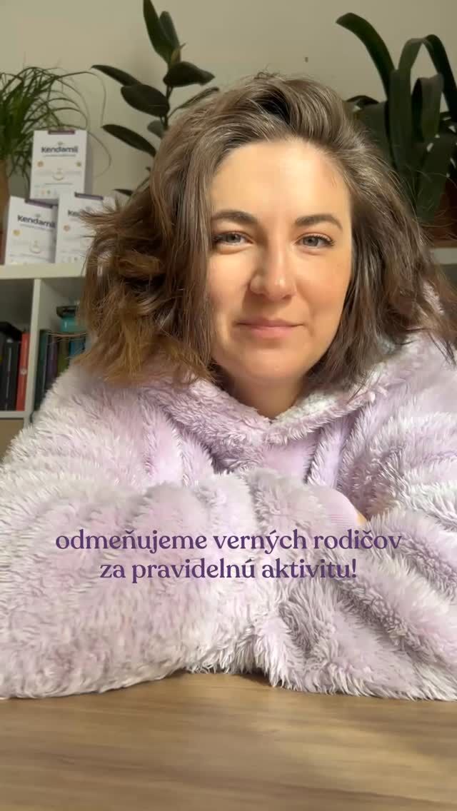 ODMEŇUJEME VERNÝCH RODIČOV! 🎉 Každý mesiac losujeme jedného z vás – mamičku alebo otecka, ktorí sú súčasťou našej Kendarodiny a pravidelne s nami držia krok. 🫶  Stačí lajknúť, komentovať alebo zdieľať naše príspevky. Každá reakcia sa počíta a môže ťa posunúť bližšie k výhre. 💜  Ďalšie losovanie prebehne opäť na začiatku budúceho mesiaca priamo tu na našom profile. ✨